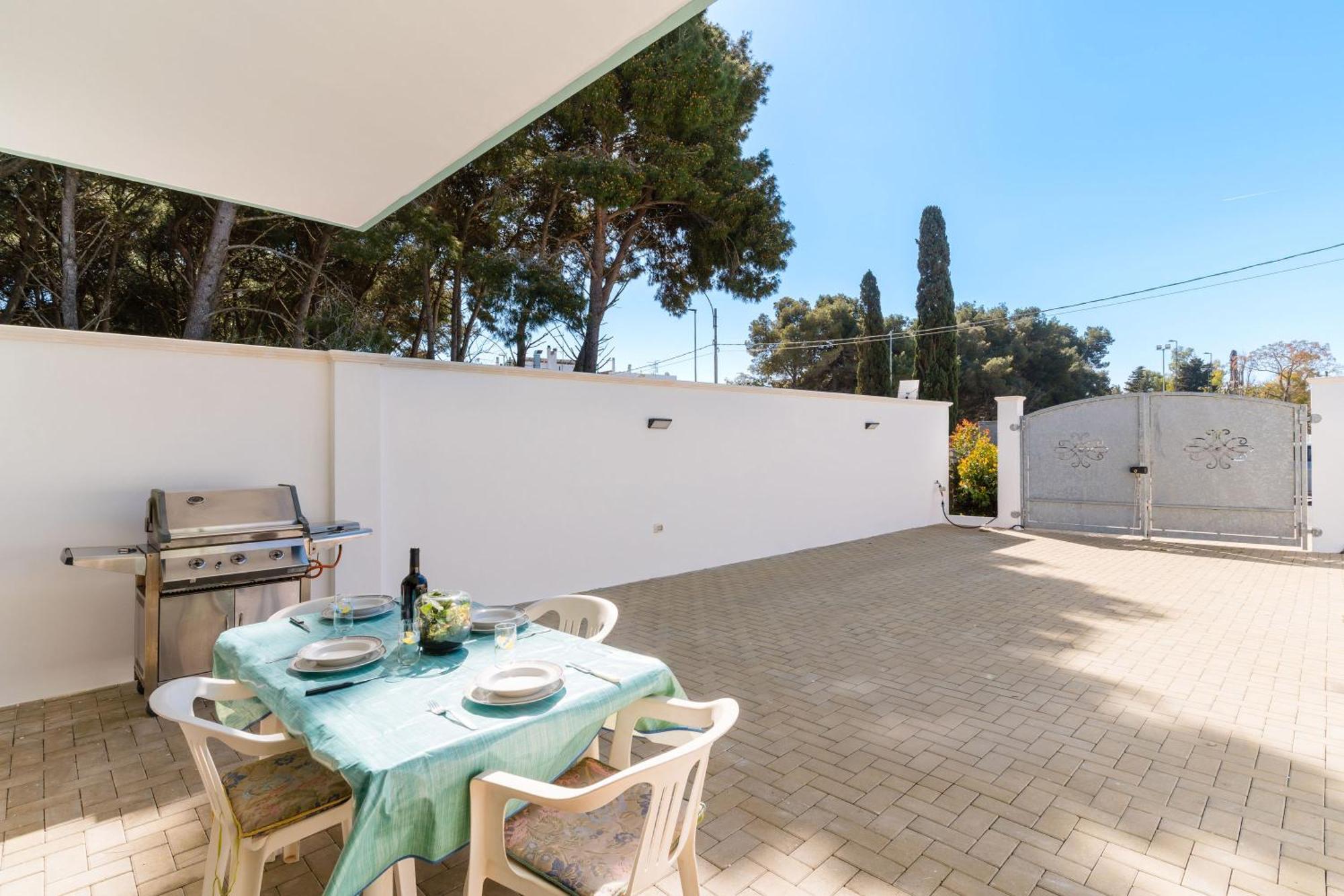 Intera Casa Ad Uso Esclusivo Con 3 Camere 2 Bagni Giardino Wifi Parcheggio Lavatrice Microonde Barbecue Macchina Caffe Tuglie Bagian luar foto